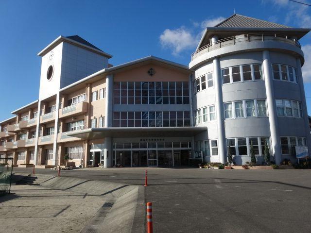 小学校　神埼中学校（小学校）まで900m