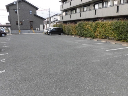 駐車場　駐車場があるので、車を買う予定の方も安心です