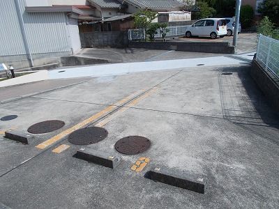 【生駒市壱分町のアパートの駐車場】