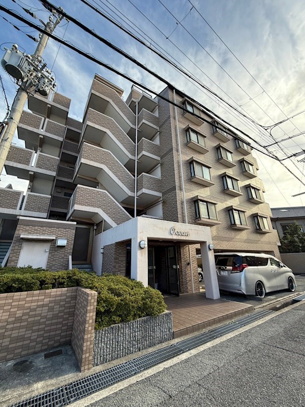 【明石市魚住町住吉のマンションの建物外観】