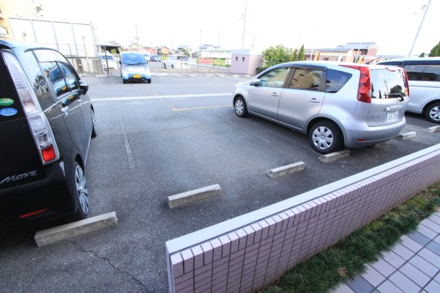 【香芝市五位堂のマンションの駐車場】