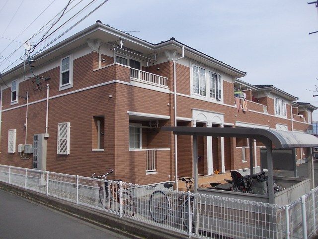 長野市安茂里小市のアパートの建物外観