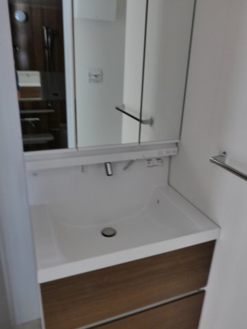 洗面設備　忙しい朝に便利なシャワー付き洗面台完備。