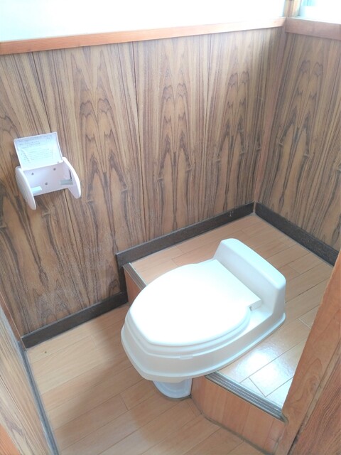 トイレ　※汲み取り式です。
