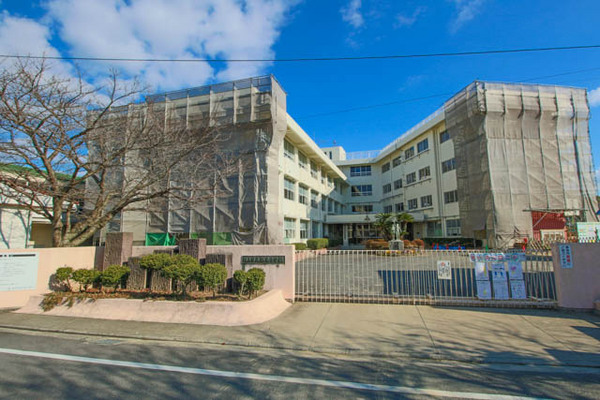 【岡山市中区八幡のアパートの小学校】