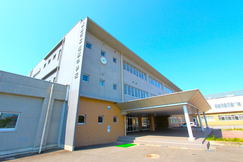 中学校　富山市立南部中学校（中学校）まで537m