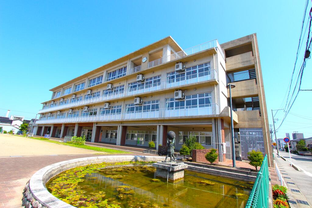 小学校　富山市立西田地方小学校（小学校）まで596m