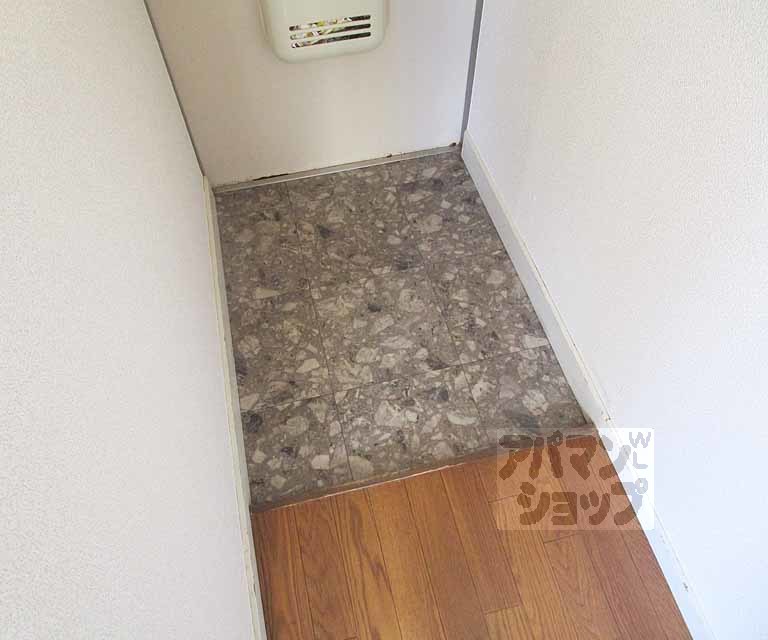 玄関　２０２号室の写真です。