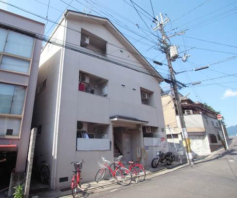 建物外観　鴨川近くの閑静なエリアです。