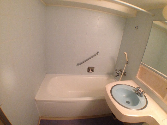 バス・シャワールーム　お風呂・トイレ別のセパレートはいいですね。