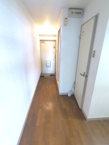 その他部屋・スペース　キッチンから玄関方向を眺めた景色です