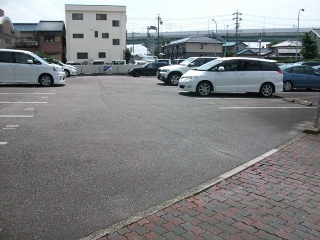 【西春日井郡豊山町大字青山のマンションの駐車場】