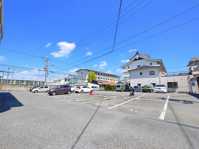 【天理市田井庄町のマンションの駐車場】