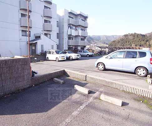 【大津市横木のマンションの駐車場】