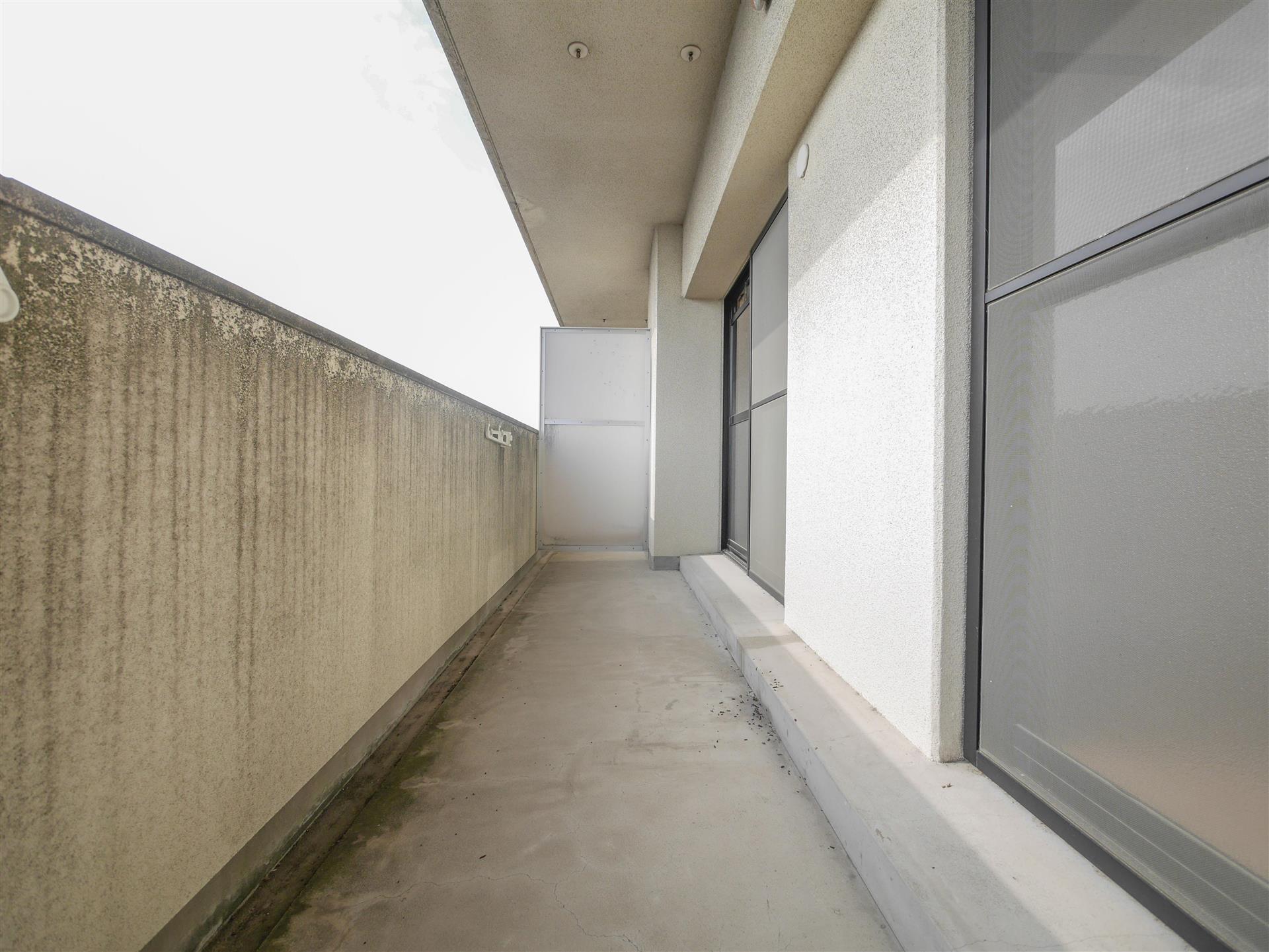 バルコニー　南向きの明るいベランダはお洗濯物も沢山干せます