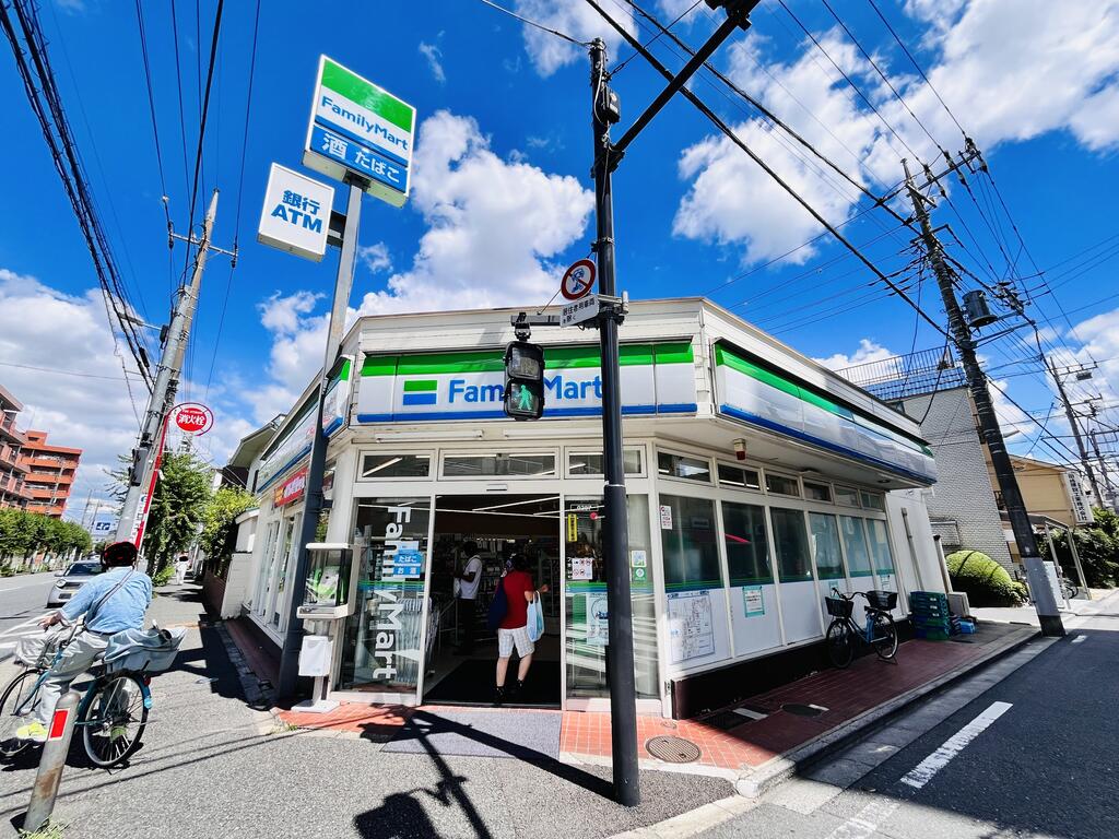 コンビニ　ファミリーマート東伏見駅前店（コンビニ）まで49m
