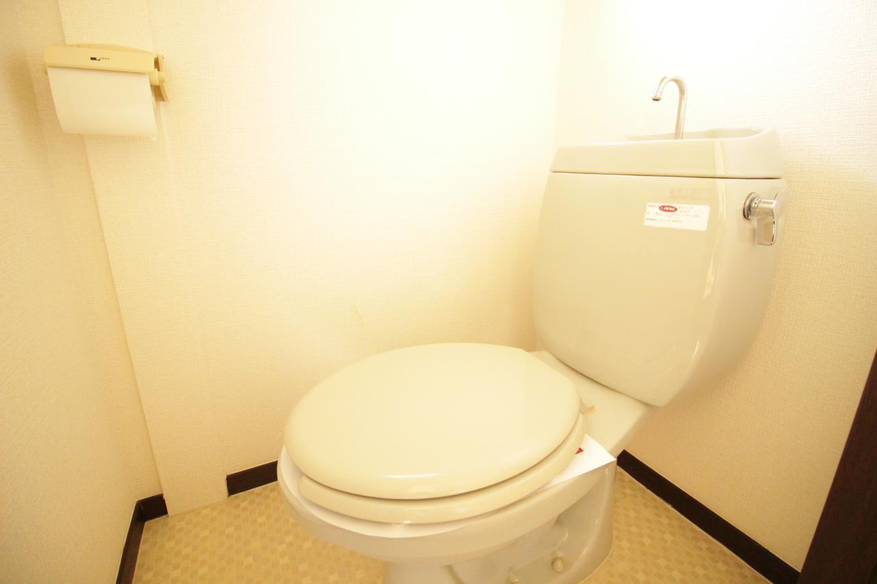トイレ　トイレにも小窓が付いている為ご覧の明るさです★