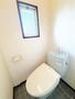 トイレ　トイレにも小窓が付いている為ご覧の明るさです★