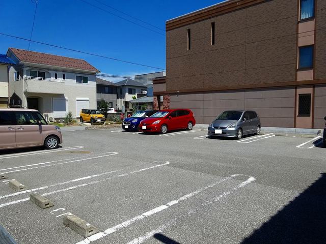 【長浜市八幡東町のマンションの駐車場】