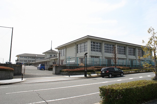 【相楽郡精華町光台のアパートの小学校】