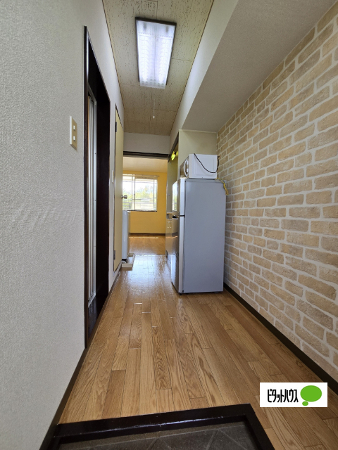 玄関　レンガ風のアクセントクロスが映えます！