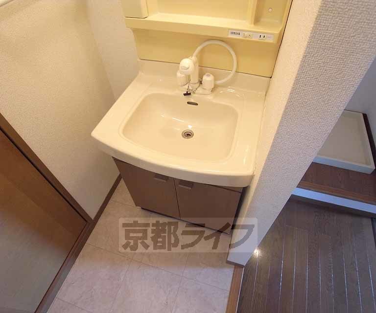 洗面設備　シンプルデザインの洗面所・