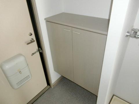 ハイツオリオン　玄関　シューズＢＯＸ