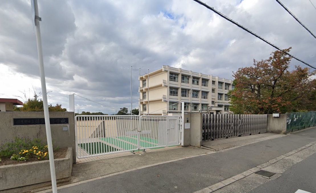 小学校　羽曳野市立埴生南小学校（小学校）まで687m
