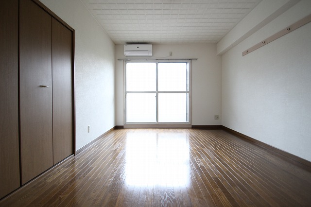 居室・リビング　同物件別室です。