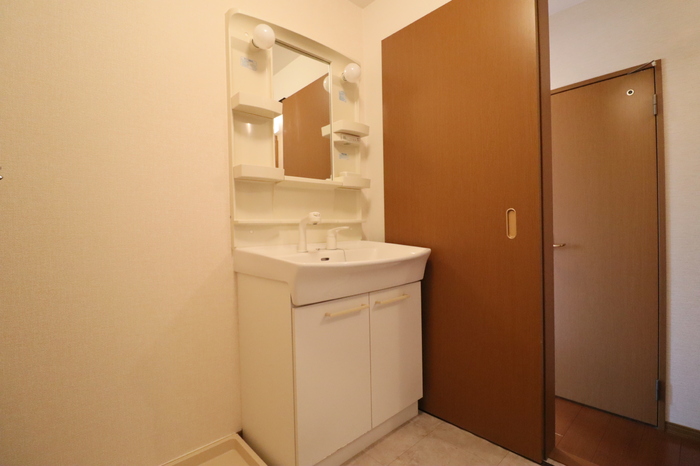 洗面設備　シャワー水栓付き洗面化粧台