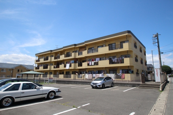 建物外観　黄色い外観が特徴的です♪