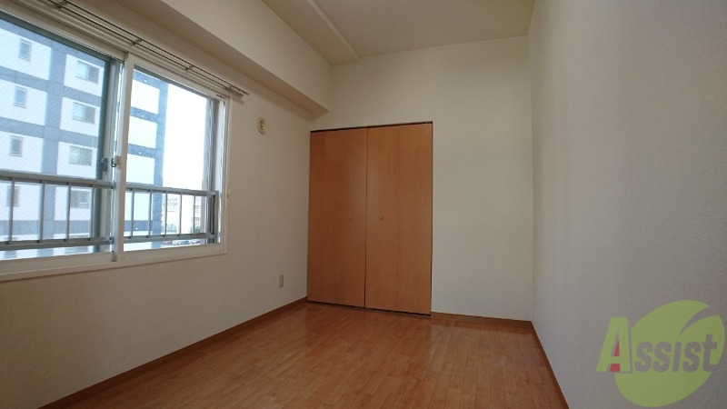 その他部屋・スペース　こちらが寝室です。窓が大きくて明るいですね。