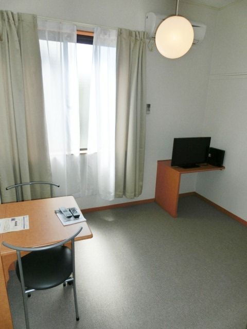 居室・リビング　１階はフローリング、２階以上はカーペット仕様