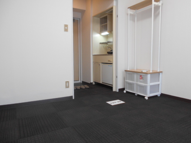 居室・リビング　カーペット仕様の洋室です。