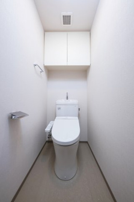 トイレ　同マンション・反転間取りのお部屋となります（参考写真）