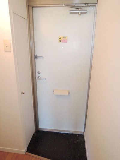 玄関　下駄箱あります