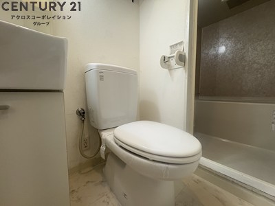 トイレ　洗面所内にトイレがあります
