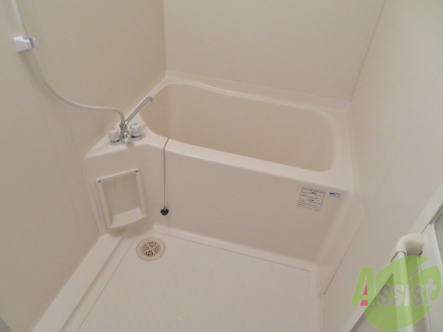 バス・シャワールーム　バスルームは狭すぎず、シャワーも浴びやすそうです。