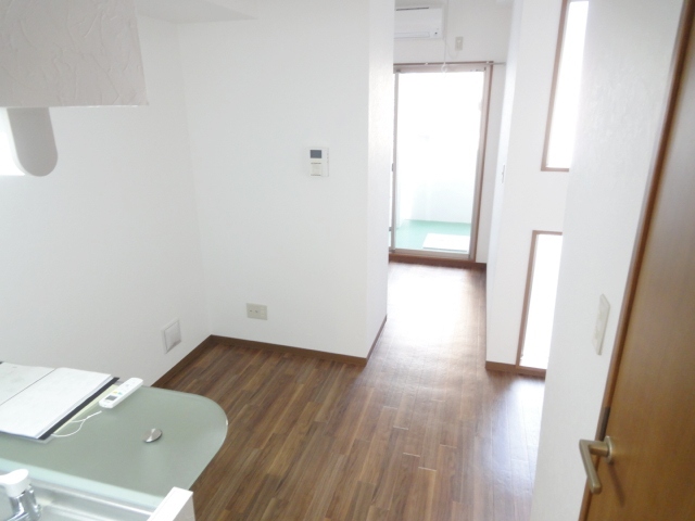 居室・リビング　同物件、別号室のものです。