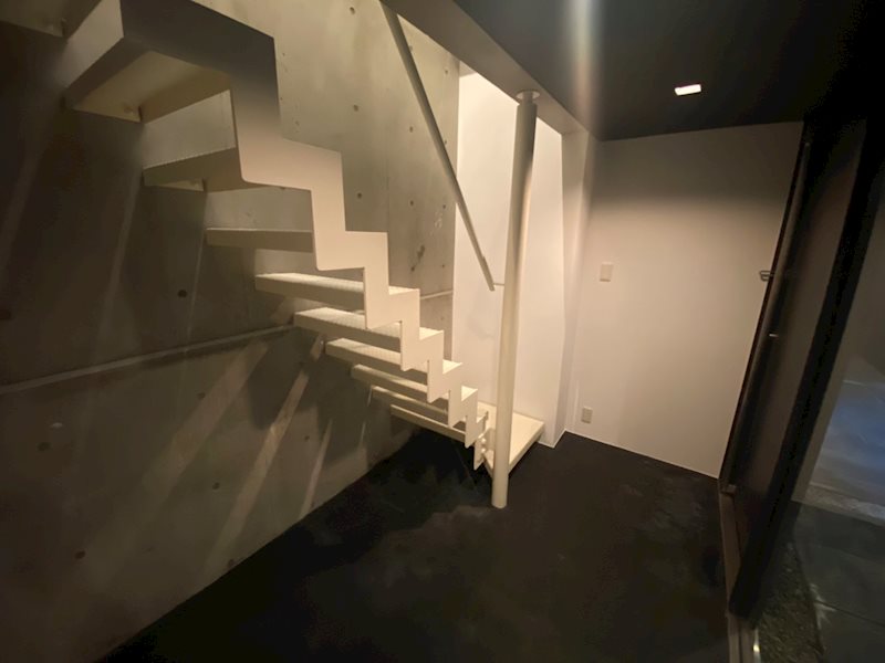 玄関　同建物同号室の室内写真になります。(104号室)