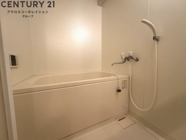 バス・シャワールーム　追い焚き機能付きのシンプルな浴室