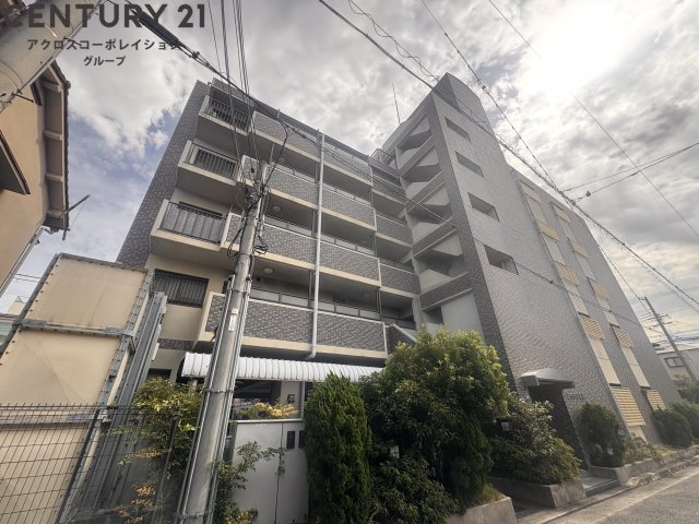 建物外観　敷地内に駐車場、駐輪場あり　オートロックで外部の人間が簡単に