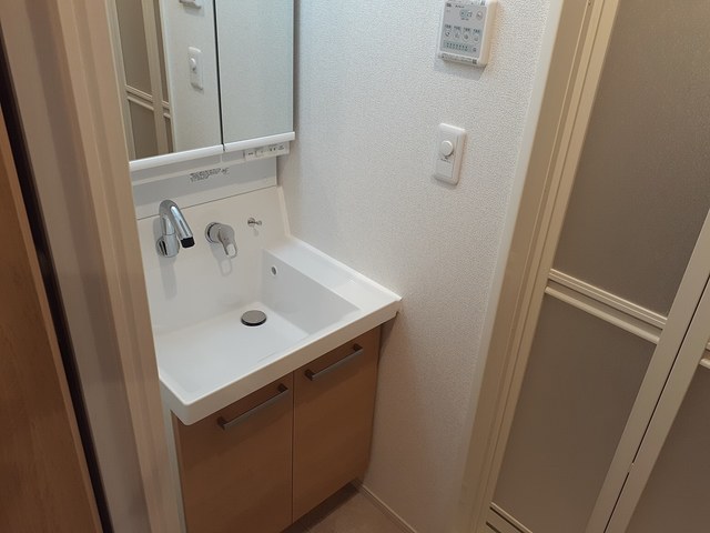 洗面設備　明るい洗面所です