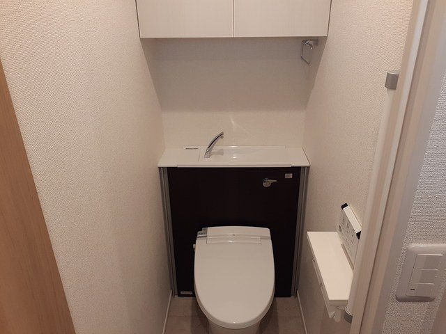 トイレ　温水洗浄便座です。