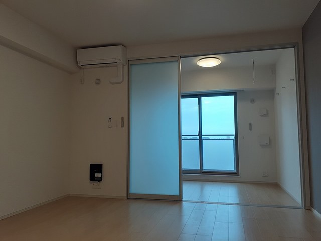 居室・リビング　落ち着いた色合いの床材を使用した居住空間です。