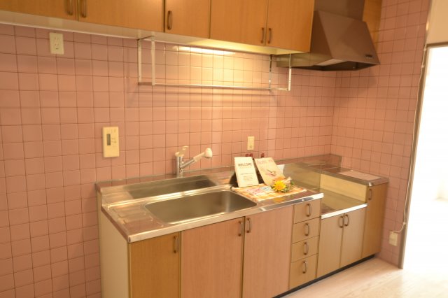 キッチン　同物件、別号室の写真です。