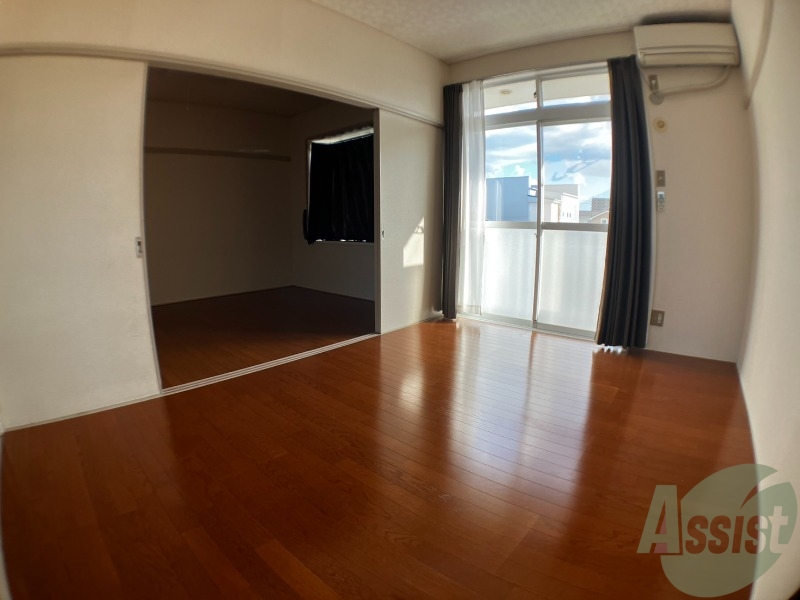 居室・リビング　６帖の洋室です。生活のメインとなる部屋ですね。