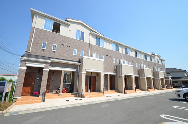 建物外観　パッと見は普通のオシャレハイツ。しかしよく見るとユニークな外