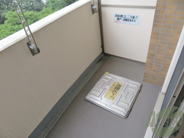 バルコニー　バルコニー。洗濯物がはかどりそうな広さがありますよ。