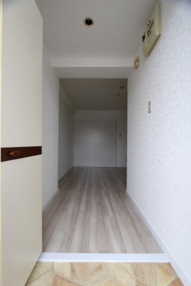 玄関　※掲載写真は同マンション別部屋参考写真となります。
